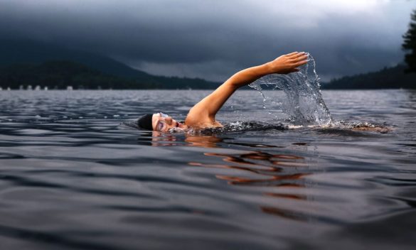 Wild swimming, la nuova tendenza per nuotare in acque naturali: scopri cos'è e le migliori location per praticarlo