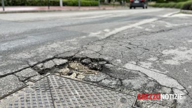 Inizio dei lavori in viale Signorelli ad Arezzo per la sistemazione delle buche: l'assessore propone senso unico temporaneo