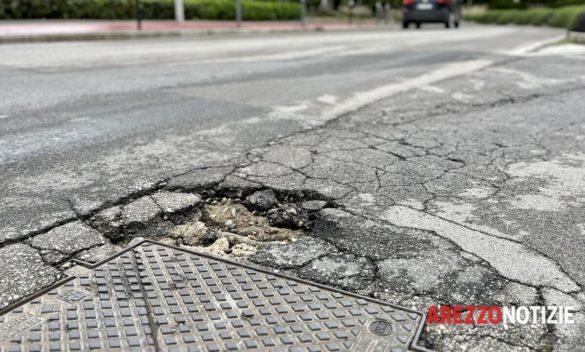 Inizio dei lavori in viale Signorelli ad Arezzo per la sistemazione delle buche: l'assessore propone senso unico temporaneo