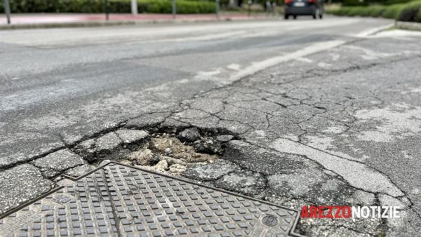 Inizio dei lavori in viale Signorelli ad Arezzo per la sistemazione delle buche: l'assessore propone senso unico temporaneo