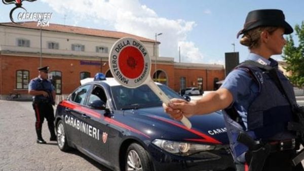 Fermato per un controllo: fuggitivo a piedi scalzi, scoperta cocaina