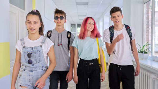 Come fare bella figura il primo giorno di scuola: consigli di abbigliamento