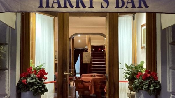Prosegue la corsa contro il tempo per salvare la storica sede di Harry's Bar sul Lungarno: altri 7 giorni di speranza