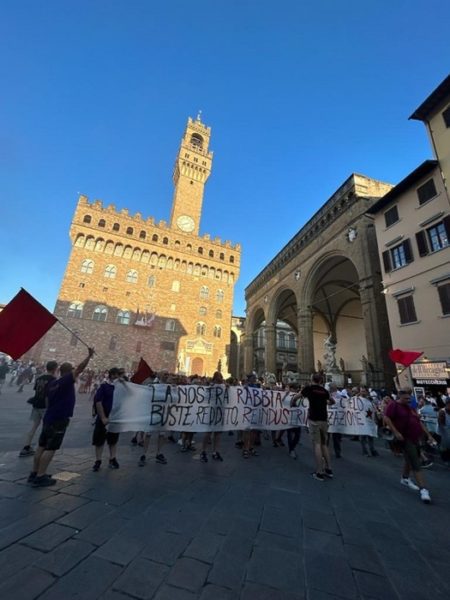 GKN: La protesta sulla torre continua, il corteo si organizza improvvisato