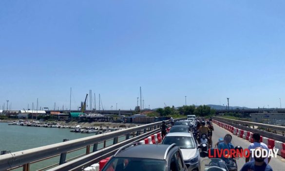 Serata di caos a Calambrone: incidente sul ponte con un ferito e traffico in tilt verso Tirrenia