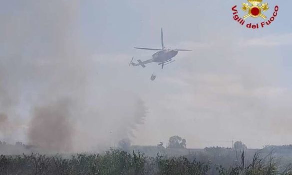 Elicottero impiegato nell'incendio nella Versilia