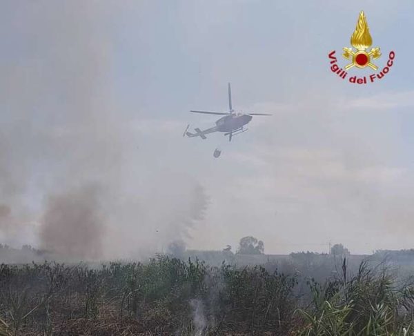 Elicottero impiegato nell'incendio nella Versilia