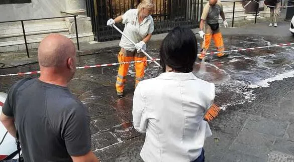 Il selciato davanti al Battistero di Firenze coperto di graffiti