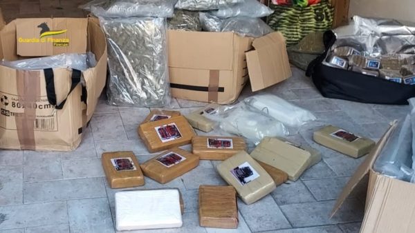 Arrestato un gruppo criminale operante nel traffico di droga all'interno di un garage a Firenze