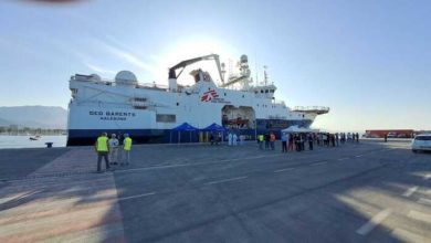 Arrivo della nave Geo Barents con a bordo migranti al porto di Marina di Carrara