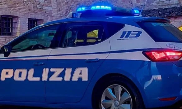 Firenze, rompe i finestrini di due taxi con un palo