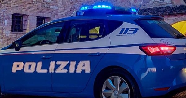 Firenze, rompe i finestrini di due taxi con un palo