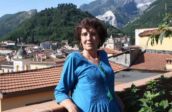 Torna il teatro sui tetti di Carrara Anna Lalli apre il terrazzo alla prosa