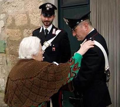 Inventano un incidente "Dacci soldi e gioielli" Anziana sventa la truffa