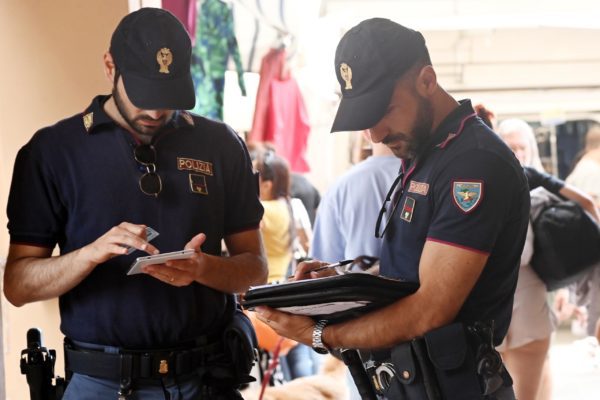 Infastidisce la sua ex a una festa sul mare, ma ha il divieto di avvicinarla: arrestato