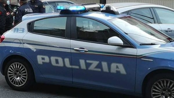 Minaccia una donna alla Caritas di Lucca e prende a calci un poliziotto, arrestato