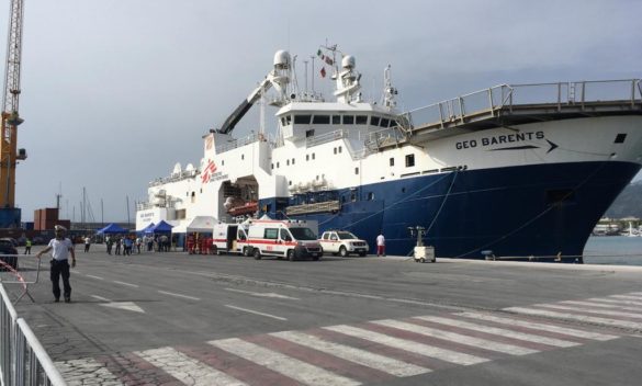 Migranti, la Geo Barents a Marina di Carrara con 346 persone.  Una parte sbarca, poi tappa a Livorno