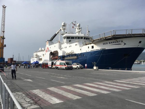 Migranti, la Geo Barents a Marina di Carrara con 346 persone.  Una parte sbarca, poi tappa a Livorno