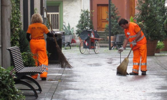 L'esasperazione dei netturbini Salari bassi e carichi di lavoro alti "Aumenti di orario solo promessi"