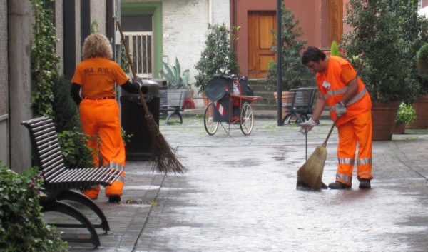 L'esasperazione dei netturbini Salari bassi e carichi di lavoro alti "Aumenti di orario solo promessi"