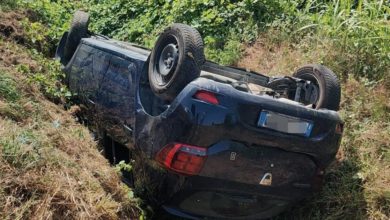 Auto finisce nella scarpata, illesi. "Vorrei allargare la via a mie spese ma la burocrazia non risponde"