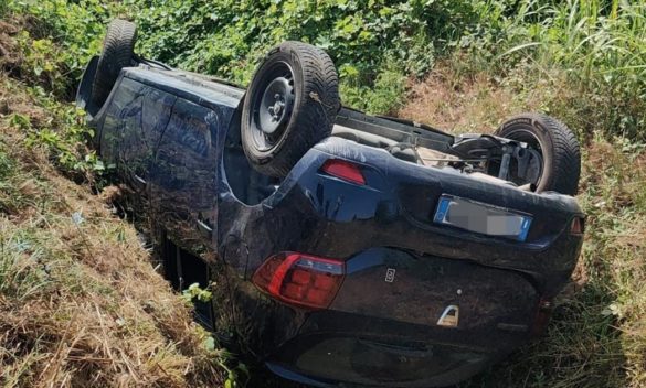 Auto finisce nella scarpata, illesi. "Vorrei allargare la via a mie spese ma la burocrazia non risponde"