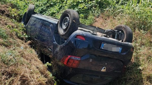 Auto finisce nella scarpata, illesi. "Vorrei allargare la via a mie spese ma la burocrazia non risponde"