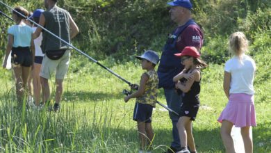 Emozioni all'aria aperta Armati di canna e galleggianti Bambini a lezione di pesca