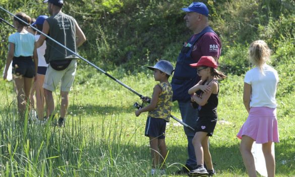 Emozioni all'aria aperta Armati di canna e galleggianti Bambini a lezione di pesca