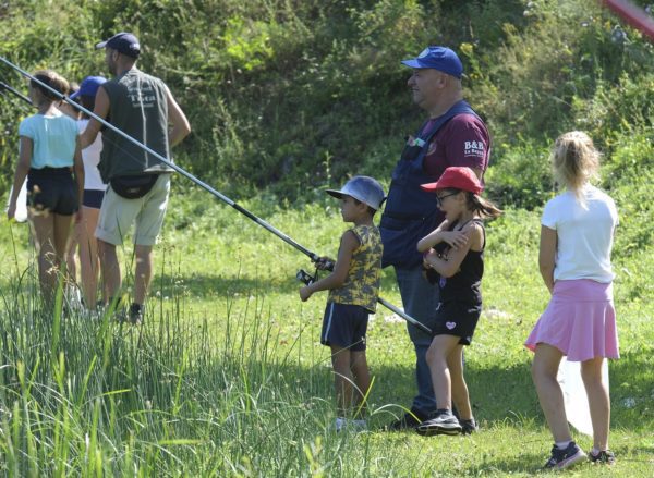 Emozioni all'aria aperta Armati di canna e galleggianti Bambini a lezione di pesca