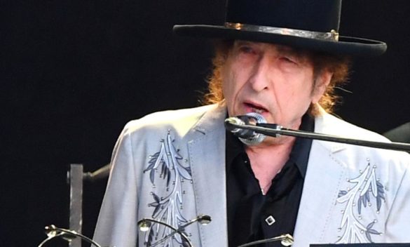 Bob Dylan al Lucca Summer Festival, tutti gli occhi sul palco: cellulari sigitalli, niente foto e video
