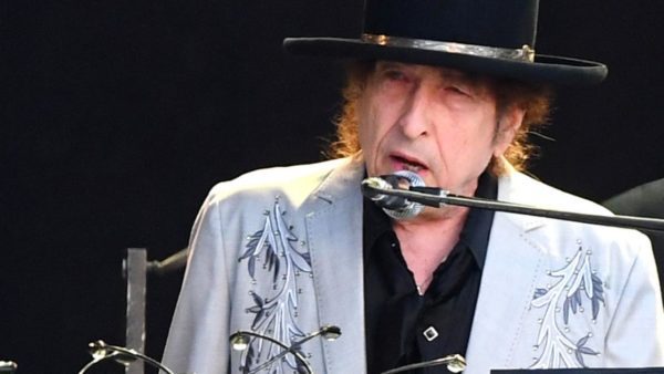 Bob Dylan al Lucca Summer Festival, tutti gli occhi sul palco: cellulari sigitalli, niente foto e video