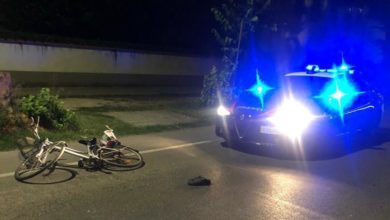 Investe un ciclista di notte e fugge Inseguito e fermato da un carabiniere