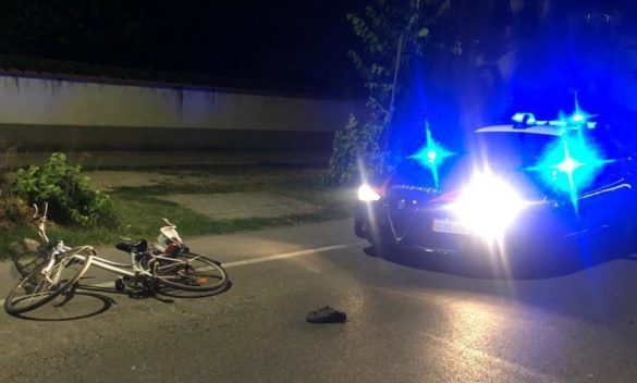 Investe un ciclista di notte e fugge Inseguito e fermato da un carabiniere