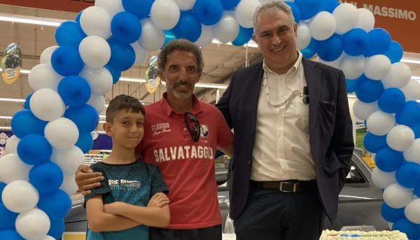 Vince una Fiat 500 Elettrica al Carrefour di Massa Carrara, festa per il vincitore!