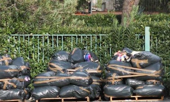 Firenze, gettano rifiuti tessili nei cassonetti: denunciati