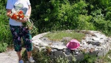 Dopo 105 anni trova il luogo di sepoltura del nonno: “Mesi di ricerche, ho pianto nel deporre i fiori”