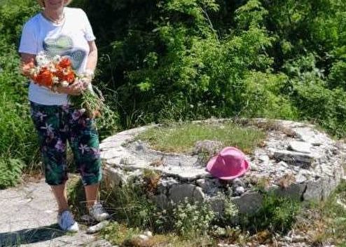 Dopo 105 anni trova il luogo di sepoltura del nonno: “Mesi di ricerche, ho pianto nel deporre i fiori”