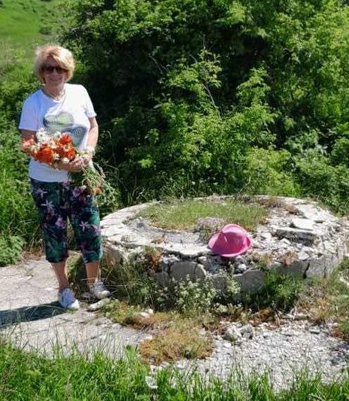 Dopo 105 anni trova il luogo di sepoltura del nonno: “Mesi di ricerche, ho pianto nel deporre i fiori”