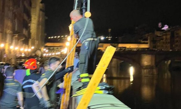 Firenze, giù dal Ponte Santa Trinita: due persone salvate nelle acque dell'Arno