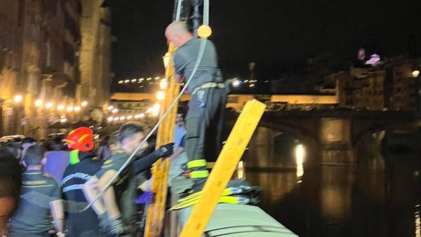 Firenze, giù dal Ponte Santa Trinita: due persone salvate nelle acque dell'Arno