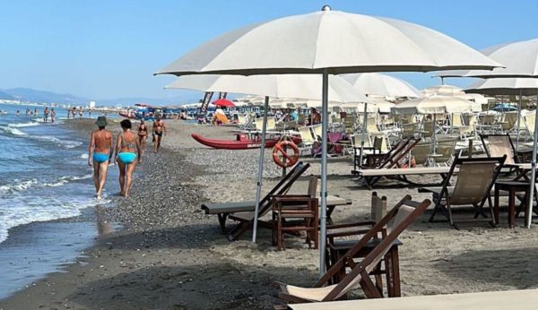 Mare mosso a Poveromo, spiaggia sparita.  Il grido disperato dei balneari: "Qui finiamo tutti in acqua"