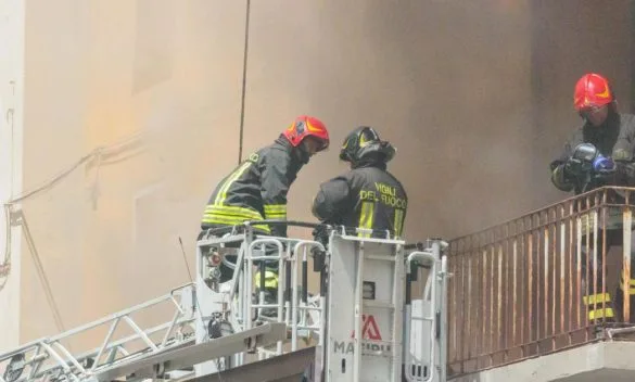 Maxi incendio zona Stazione Il rogo partito da un negozio