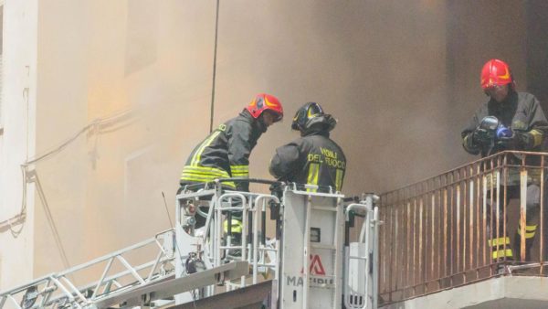 Maxi incendio zona Stazione Il rogo partito da un negozio