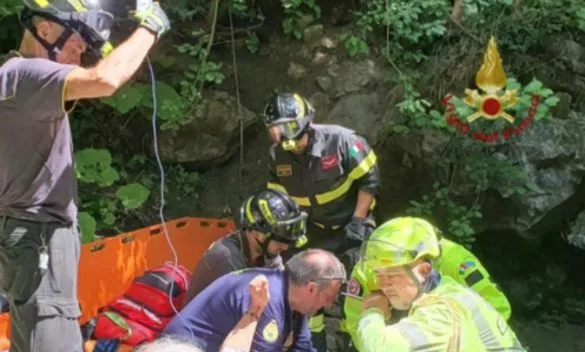 Cade lungo un sentiero e finisce sul greto del fiume: ferito escursionista