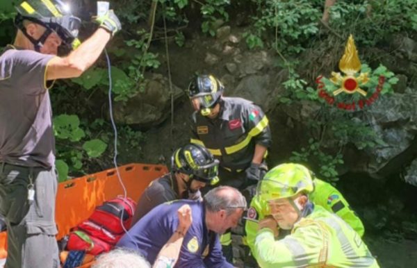 Cade lungo un sentiero e finisce sul greto del fiume: ferito escursionista