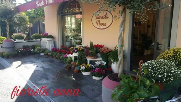 Fiorista Anna fa 60 anni Festa di colori e profumi