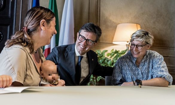 Firenze, “Firmato il riconoscimento di un figlio di due donne”.  L'annuncio di Nardella