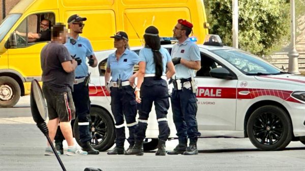 Firenze, navetta turistica senza targa e assicurazione multata e sequestrata