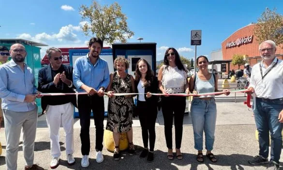 Firenze ha un nuovo ecocompattatore per il recupero e riciclo delle bottiglie di plastica